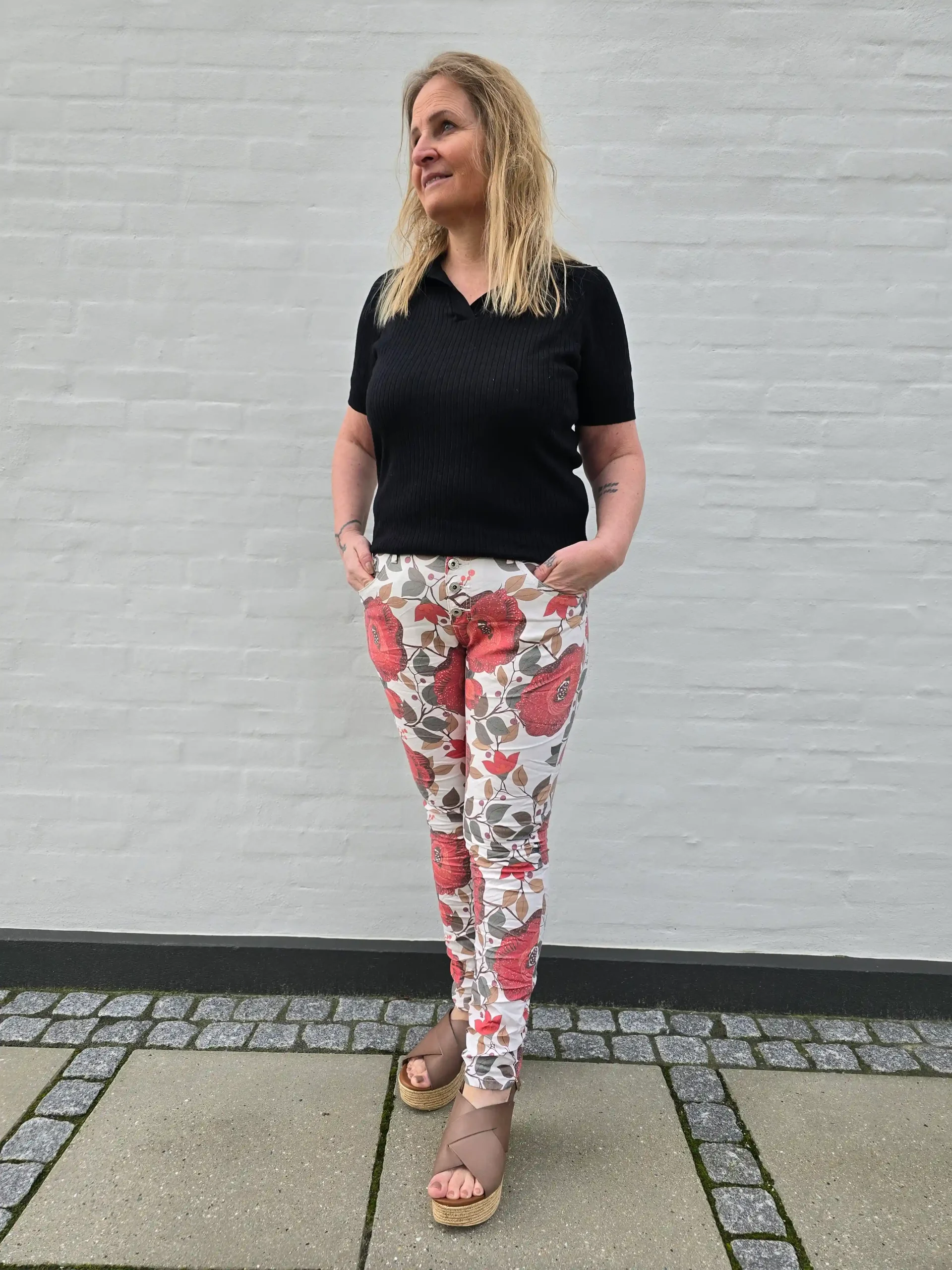 Place du Jour Lange Jeans Red Rose – Stilfulde Damejeans med Rose Print