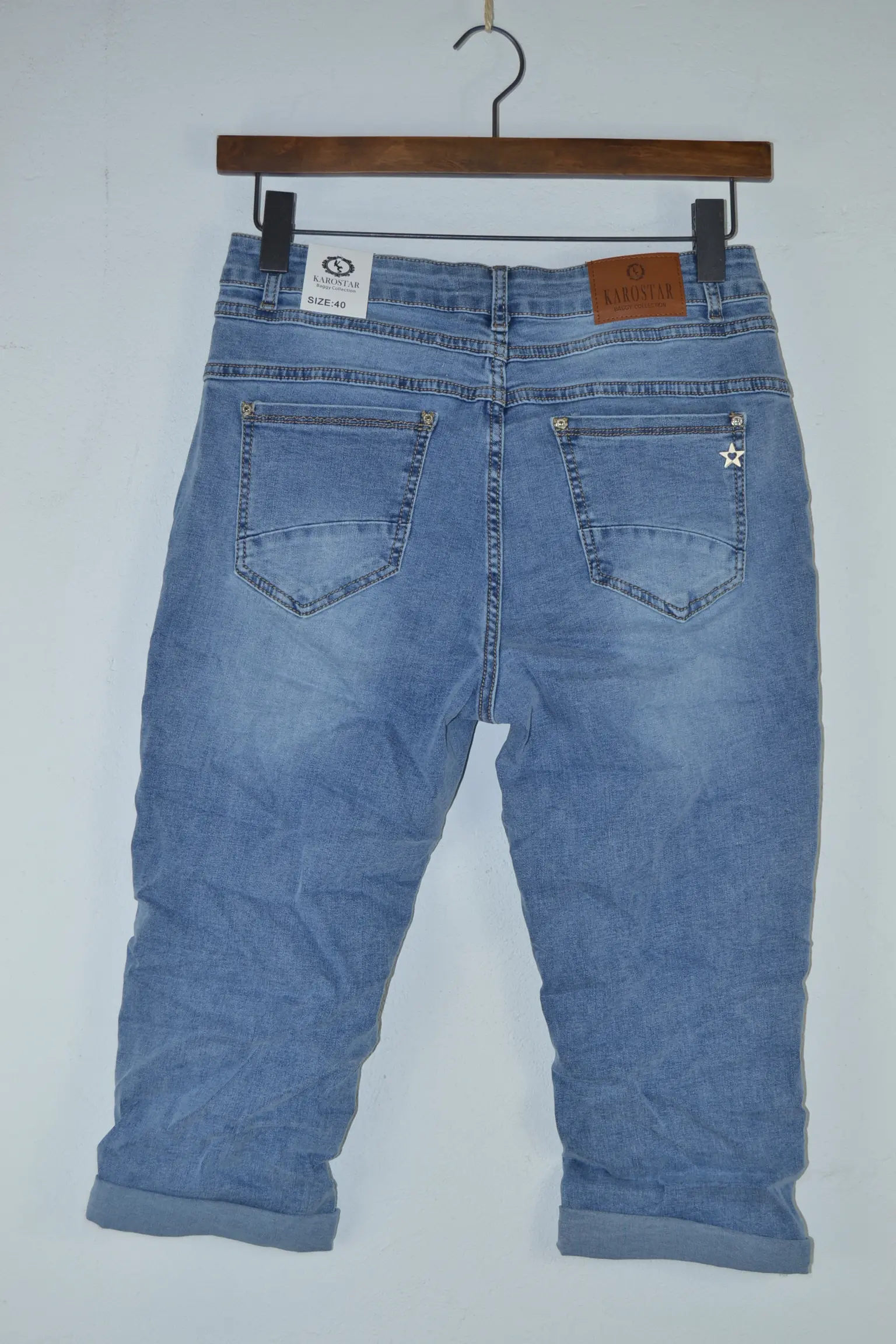 Karostar Denim Blue KCM2914 – Lyse Capri Jeans til Kvinder med Stretch Karostar Denim Blue KCM2914 – Lyse Capri Jeans til Kvinder med Stretch