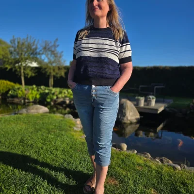Karostar Blue Capri KCM2901 – Lyse Denim Capri Jeans med Stretch og Flotte Syninger